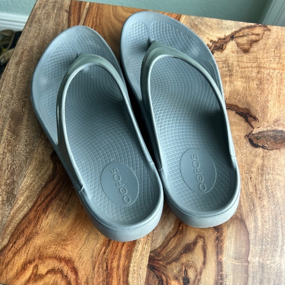 OOfos flip flops, size 8 (EU 39) - Picture 2 of 8